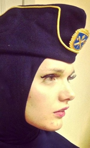 Desainer Cantik Ini Diserang Haters karena Rancang Jilbab untuk Polisi Swedia