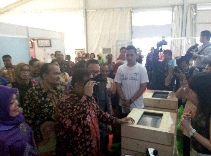 Menteri Ini Jajal Game Virtual Reality Karya Anak Bangsa
