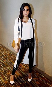 Dena tampil simple tapi chic dibalut blus putih, outerwear hitam-putih, legging hitam, dan heels putih.