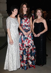 Kate berpose dengan Amanda Pullinger (CEO) dan Mimi Drake (ketua). Chris Jackson - WPA Pool/Getty Images/detikFoto.