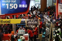Sekitar 300 perusahaan berpartisipasi dengan memamerkan berbagai produk dan teknologi unggulannya.