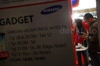Pengunjung melihat-lihat produk yang dipamerkan.