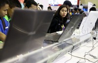 Beberapa pengunjung melihat-lihat produk yang dipamerkan.