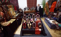 Salah satu stand memamerkan kain dan kalung