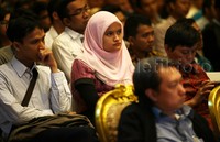 Peserta menyimak paparan para narasumber.