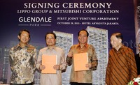 (Ki-ka) Senior Vice President, Chief Regional Officer, Indonesia, Mitsubishi Corporation Junichi Iseda, Senior Vice President, Real Estate Development & Construction Division COO Nobuya Ichiki, Presiden Lippo Group Theo Sambuaga, Founder Lippo Group Mochtar Riady memperlihatkan dokumen seusai penandatanganan kerjasama Lippo Group dan Mitsubishi Corporation Jepang.