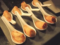 Dalam Indonesian Food Festival di Singapura, pengunjung bisa menikmati beragam makanan Indonesia favorit. Seperti camilan pembuka berupa lumpia.