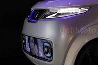 Layar LED berwarna itu mirip videotron mini. Gambar atau tulisan bisa dikreasi sesuai keinginan pengemudi.
