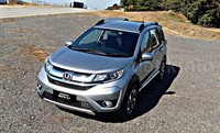Honda BR-V tipe E CVT ini terlihat gagah. Tampangnya tak beda jauh dengan versi prototype yang dipajang di ajang Gaikindo Indonesia International Auto Show (GIIAS) Agustus 2015 lalu.