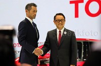 Kebanggan pun terpancar dari orang nomor satu Toyota Akio Toyoda, bersama pemain baseball Miami Marlins, Ichiro Suzuki.