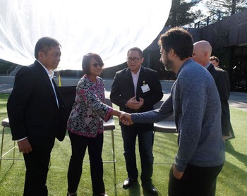 Brin dengan para bos telekomunikasi indonesia. ndosat Alexander Rusli serta CEO XL Axiata Dian Siswarini di markas Google X, Mountain View, California, Amerika Serikat.