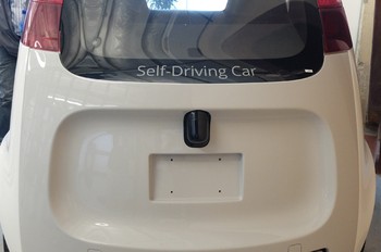 Sejumlah sensor dan kamera tertanam di bodi mobil ini. Tujuannya tentu saja, untuk dapat melihat kondisi jalanan.