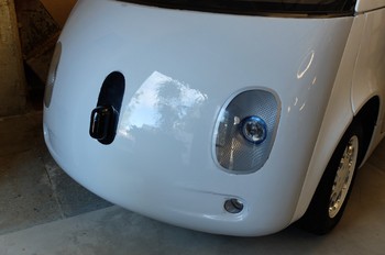 Tampang depan self driving Google. Minim aksesoris.