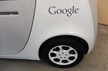 Bagian samping dari mobil otomatis Google.