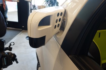 Spion yang digunakan pun lain dari mobil pada umumnya.