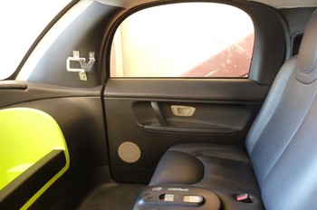 Ini bagian interior self driving Google. Hanya cukup untuk dua orang.