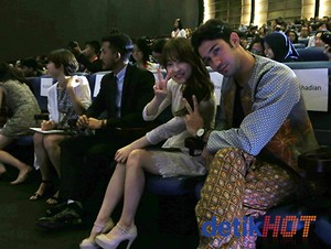 Peace! Intip Foto Pose V Park Bo Young dan Reza Rahadian