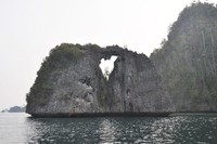 Oleh penduduk setempat dinamakan Batu Cinta. Batu ini tampak berwarna kehitaman dan juga hijau dari tanaman yang tumbuh di permukaannya (Kurnia/detikTravel)