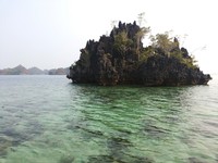 Perairan di dekat Batu Cinta juga sangat jernih. Tanpa harus snorkeling, terumbu karang yang indah pun terlihat (Kurnia/detikTravel)