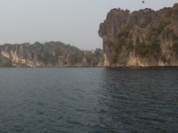 Tak jauh dari Batu Cinta, banyak tempat wisata lain yang bisa dikunjungi. Misalnya Puncak Dafalen, di mana traveler bisa melihat pemandangan indah Misool dari ketinggian (Kurnia/detikTravel)