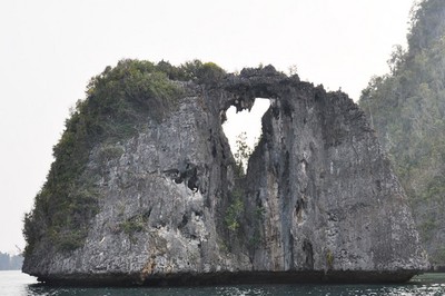 Lubang Berbentuk Hati di Raja Ampat