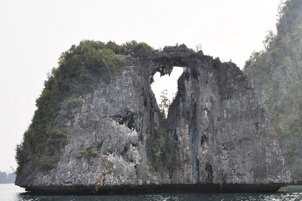 Lubang Berbentuk Hati di Raja Ampat