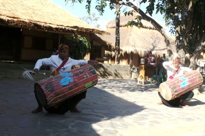 Tari Penyambutan Tamu di Desa Sade, Lombok