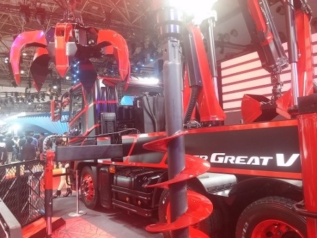 Melihat Truk Fuso Spider si Gunting Lipat Raksasa