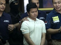     Leopard dihadirkan dalam jumpa pers di Mapolda Metro Jaya, Kamis (29/10/2015).