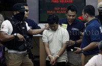 Leopard terus menunduk saat dihadirkan dalam jumpa pers.