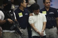 Leopard dihadirkan dengan dijaga ketat anggota kepolisian bersenjata lengkap.