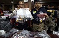 Sejumlah barang bukti ditunjukan petugas polisi. Barang bukti pun dibeberkan di sebuah meja khusus tak jauh dari tempat para pejabat Polda memberi keterangan.