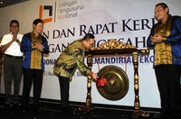 Zulkifli memukul gong sebagai penanda dibukanya Rapat Kerja Pengurus Pusat Jaringan Pengusaha Nasional (Japnas).