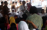 Warga tampak senang mendapat bantuan ini.