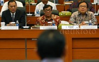 Gubernur BI Agus Martowardojo, Menteri Hukum dan HAM (Menkum HAM) Yasonna H Laoly dan Menteri Keuangan (Menkeu) Bambang Brodjonegoro mengikuti rapat pembahasan Rancangan Anggaran Pendapatan Belanja Negara 2016 dengan Badan Anggaran DPR di Kompleks Parlemen, Senayan, Jakarta. Kamis (29/10/2015). Lamhot Aritonang/detikFoto.