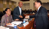 Agus Martowardojo berbincang dengan Ketua Bangar DPR RI Ahmadi Noor Supit sebelum rapat dimulai. Lamhot Aritonang/detikFoto.