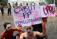 Mereka pun menuntut Peraturan Presiden tentang Pengupahan dicabut.