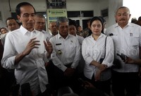 Jokowi didampingi sejumlah menteri, termasuk Puan Maharani.