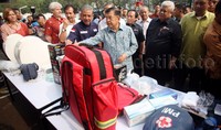 Jusuf Kalla mengecek perlengkapan relawan PMI.