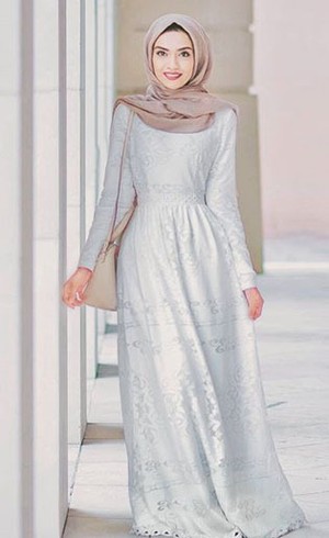 Foto: Gaya Hijab Feminin Fotografer Cantik Asal Inggris, Taslim