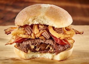 Nyam! Burger Daging Ini Berisi Cokelat Leleh yang Legit