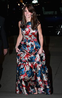 Kate Middleton tampak memesona dalam balutan dress floral yang dramatis. Chris Jackson - WPA Pool/Getty Images/detikFoto.