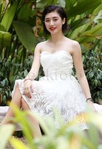 Ketika Shy Edwards si Bule Edan Tampil Feminin