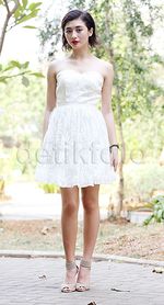 Ketika Shy Edwards si Bule Edan Tampil Feminin