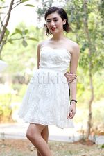 Ketika Shy Edwards si Bule Edan Tampil Feminin