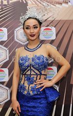 Lekukan Tubuh Zaskia 'Gotik' dalam Balutan Gaun Biru