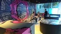 Mural Darbotz 'Ritual' ditampilkan di ruang merokok hotel.