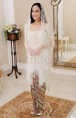 Nina Zatulini Lebih Cantik Dibalut Kebaya Merah atau Putih?