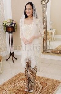 Ia mengaku langsung jatuh hati dengan model kebaya putih yang dikenakannya. Pool/Ismail/detikFoto.