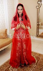 Nina Zatulini Lebih Cantik Dibalut Kebaya Merah atau Putih?